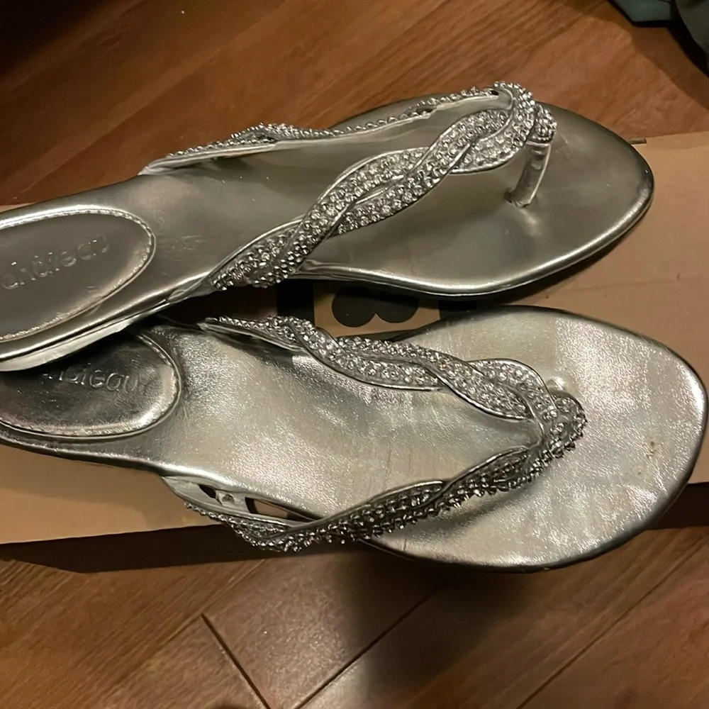 Aldo  size 8 silver and sparkle sandals